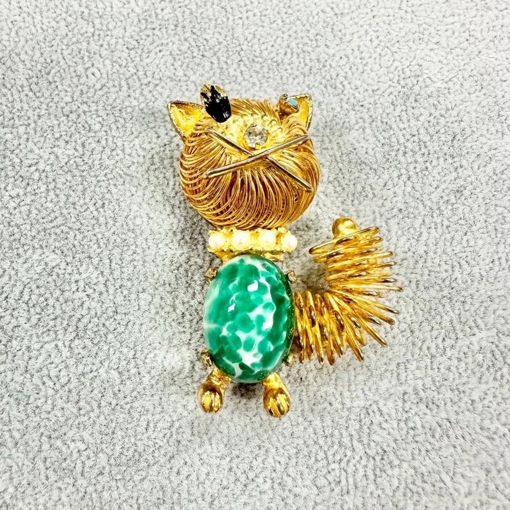 Vintage Gold Tone Wire Wrapped Green Cabochon Belly Winking Cat Brooch Pin